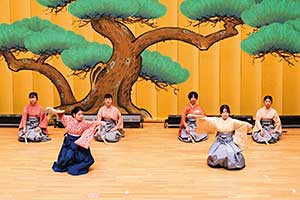 「仕舞」を舞うS・Mさん(右)凛とした雰囲気が伝わる