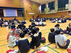 英語でのコミュニケーションに加え、異なる文化や考え方を受容し、尊重する姿勢も育む、留学生との交流会。