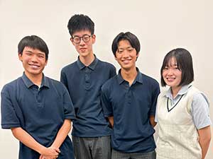 実行員のみなさん。左から情宣局長のK・Sさん、委員長のN・Fさん、装飾局副局長のH・Mさん、企画局長のL・Nさん