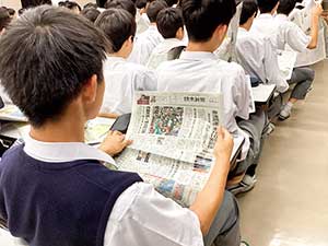 名刺一枚でつながる人との関わりや面白さ、新聞の読み方や人を引き付ける記事の書き方、見出しのつけ方などをお話いただきました。