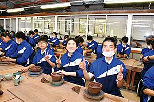 校外研修で訪れる新潟県の中里で、陶芸やはた織りなど日本古来の手仕事を体験