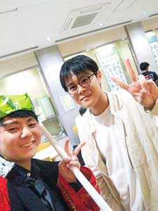演劇部と生徒会の活動を両立させてきた櫻井さん(左)