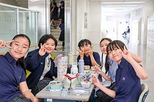 ランチタイムは好きな場所で過ごせます(Yさんおすすめ)。