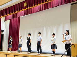 中3の5名のスクールナビゲーターが壇上に上がって学校生活のあれこれをインタビューで回答