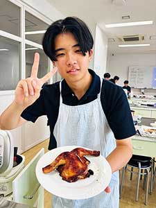 丸鶏の解体体験を通じて食への感謝を学んだ調理実習