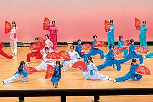 武術太極拳を披露。写真下・最後列左・白の衣装がM・Sさん