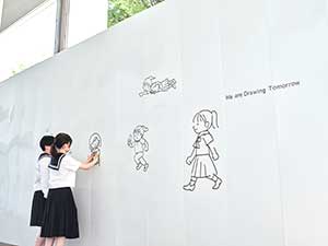 工事用の仮囲いを大きなキャンバスに見立て、生徒の手で校内を彩るアート活動。