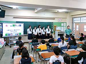 近隣の小学校を訪問。