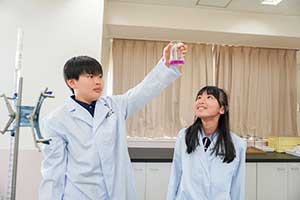 中学理科「SOW」。中学の理科は、実験を主体とした授業を展開。3年間で150回もの実験を実施