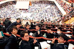 日本を代表する伝統文化である大相撲を観戦。