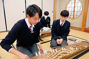 あまりなじみのない和楽器に実際に触れる貴重な体験。