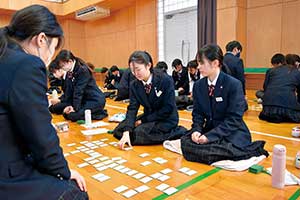 中学3学年合同で年に1回行われる百人一首大会。