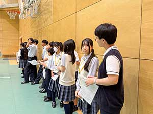 自分から立候補してスクールナビゲーターとして学校を紹介する生徒たち