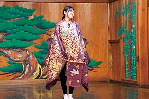 京都・奈良校外研修では、希望者を代表して能装束の試着を
