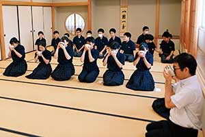 和室に正座して抹茶をいただくだけで背筋が伸びる。生徒にとっては貴重な体験に
